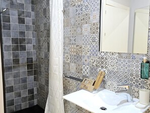 Shower, hair dryer, towels - Felix Saenz Boutique Suits Zambrano (Málaga)