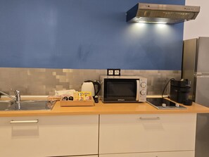 Kjøleskap, mikrobølgeovn, kaffetrakter/tekoker og brødrister