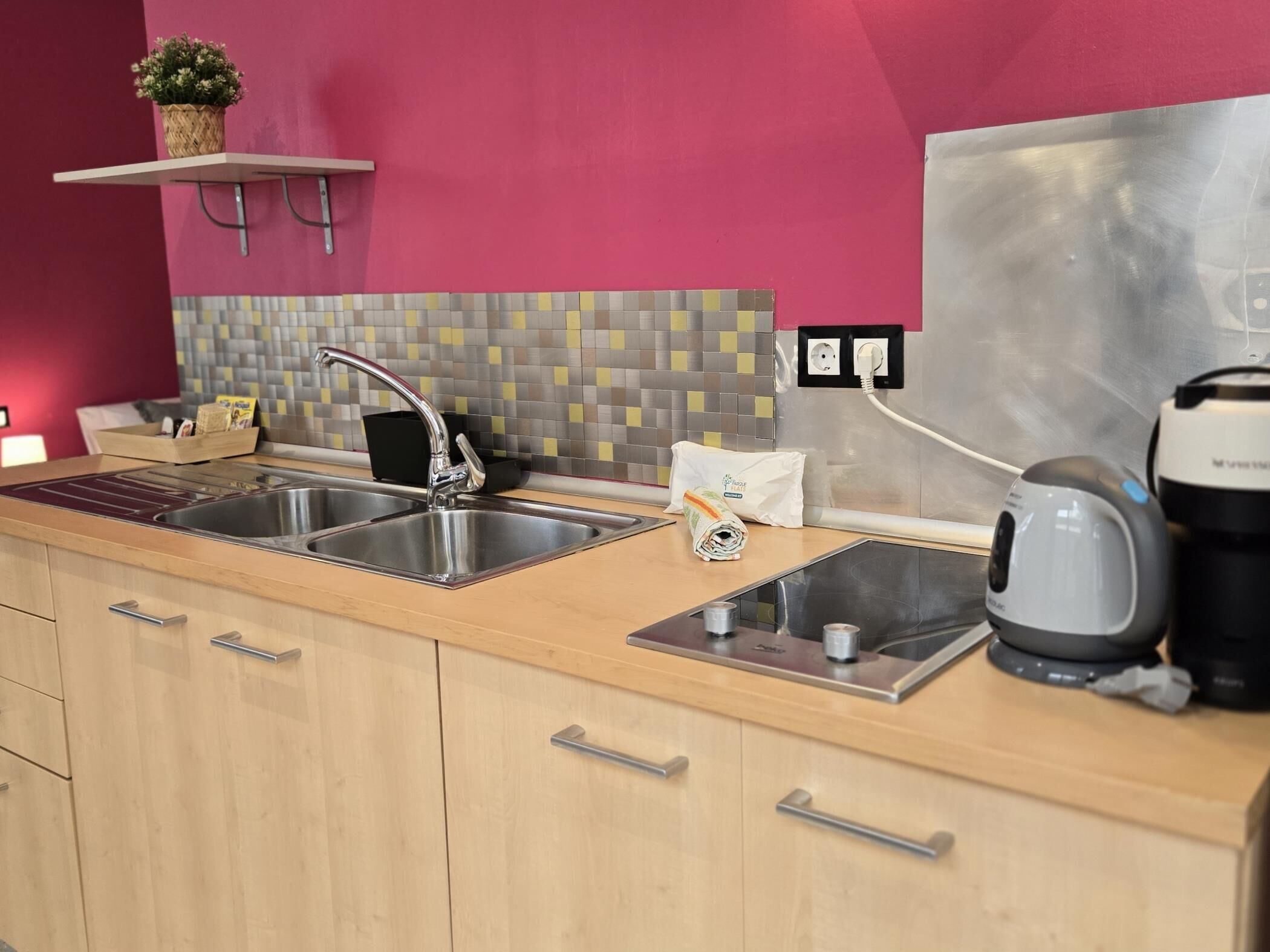 Een koelkast, een microgolfoven, een koffiezetapparaat/waterkoker