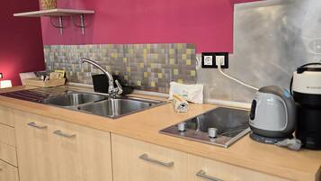 Een koelkast, een microgolfoven, een koffiezetapparaat/waterkoker