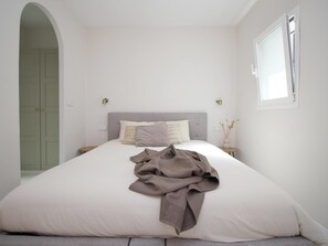 Iron/ironing board, Internet, bed sheets