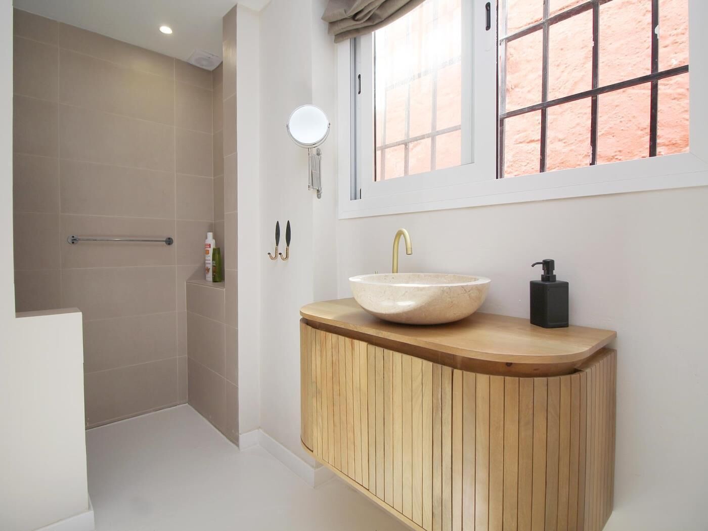 Een douche, een haardroger, handdoeken