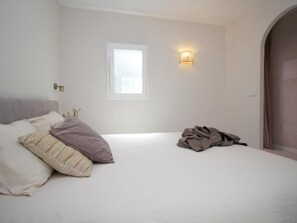 Iron/ironing board, Internet, bed sheets