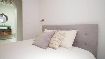 Tabla de planchar con plancha, Internet, ropa de cama