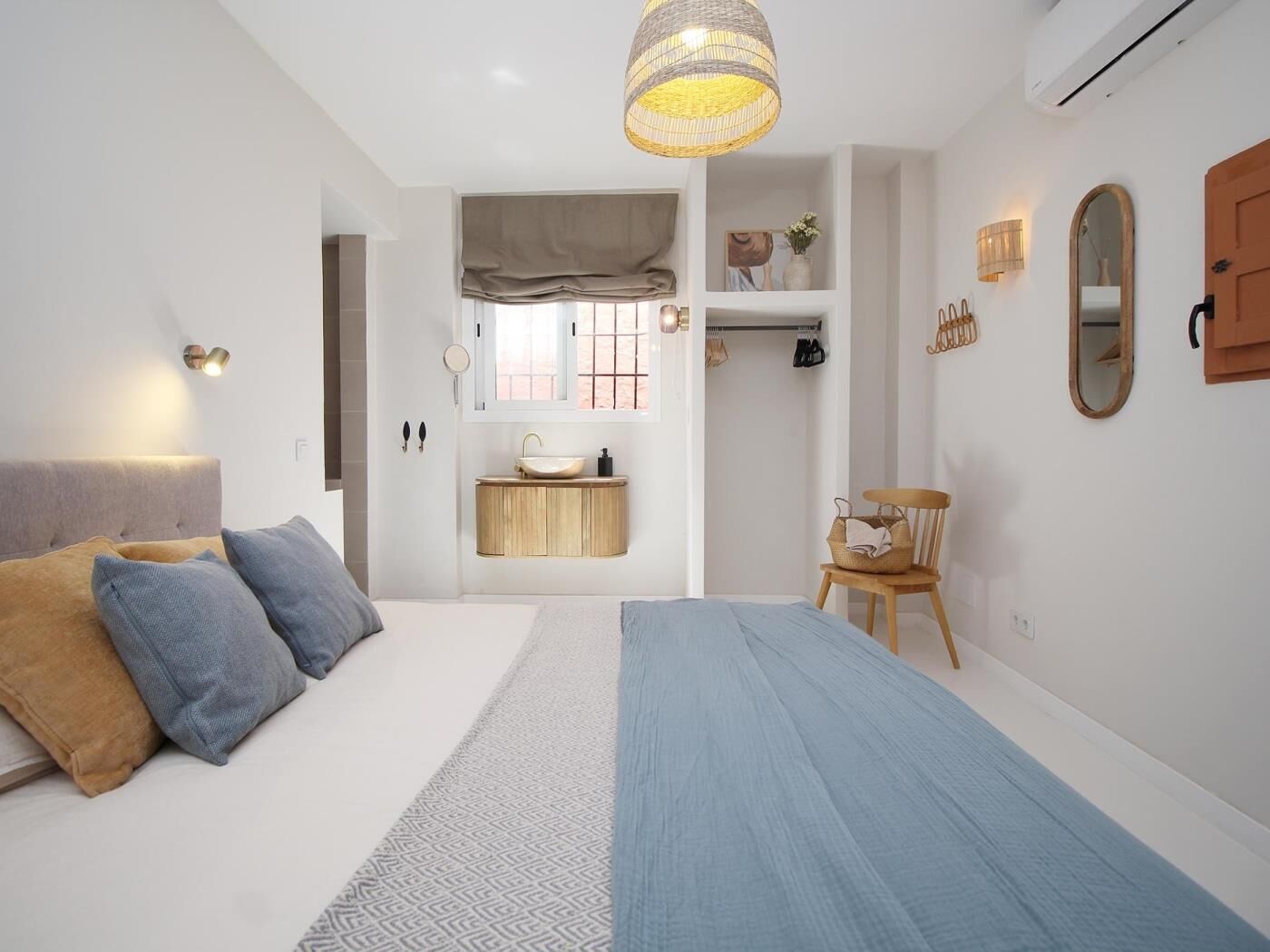 Tabla de planchar con plancha, internet y ropa de cama 