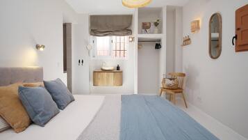 Tabla de planchar con plancha, internet y ropa de cama