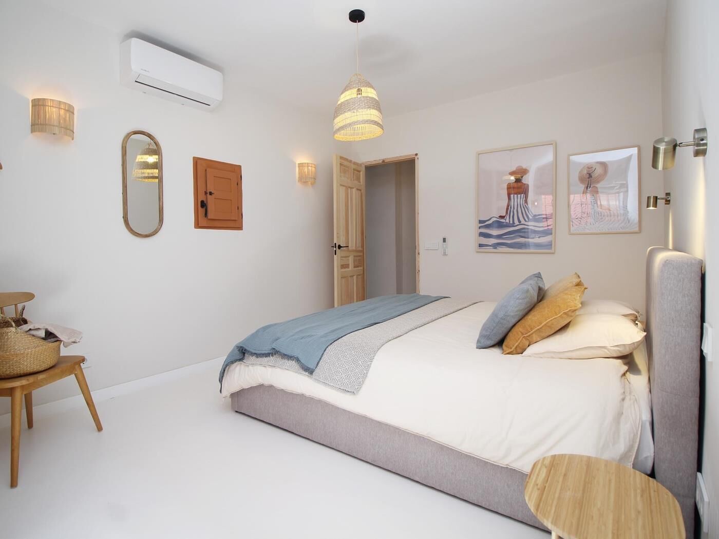 Een strijkplank/strijkijzer, internet, beddengoed