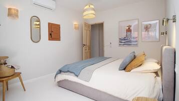 Een strijkplank/strijkijzer, internet, beddengoed