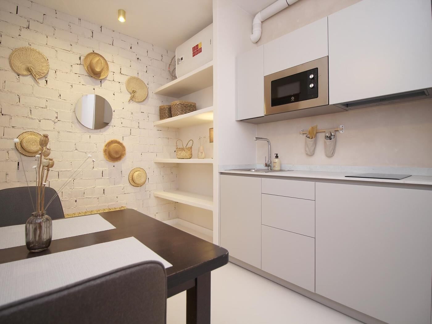 Kjøleskap, mikrobølgeovn, kaffetrakter/tekoker og brødrister