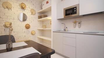 Kjøleskap, mikrobølgeovn, kaffetrakter/tekoker og brødrister