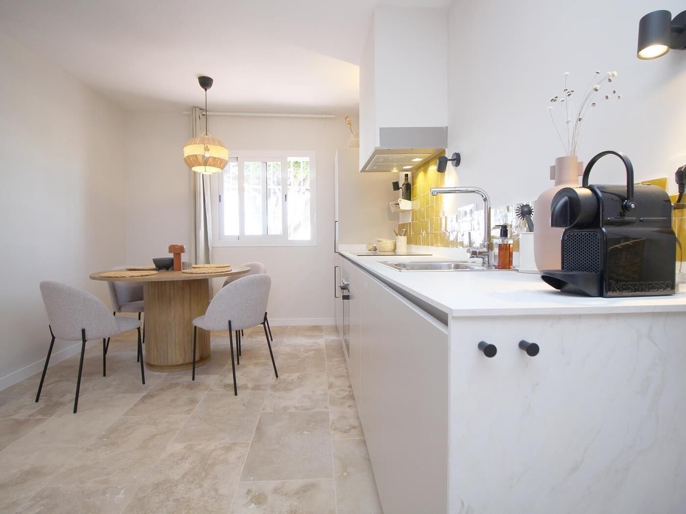 Réfrigérateur, four à micro-ondes, cafetière-théière, grille-pain