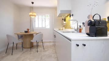 Réfrigérateur, four à micro-ondes, cafetière-théière, grille-pain