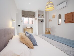 Iron/ironing board, Internet, bed sheets