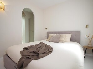 Iron/ironing board, internet, bed sheets