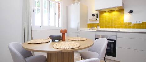 Refrigerador, microondas, cafetera y tetera y tostadora