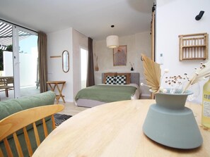 Iron/ironing board, Internet, bed sheets