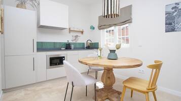 Frigorifero, microonde, macchina per tè/caffè, tostapane