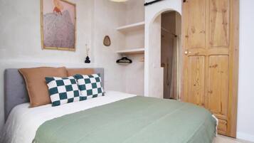 Een strijkplank/strijkijzer, internet, beddengoed