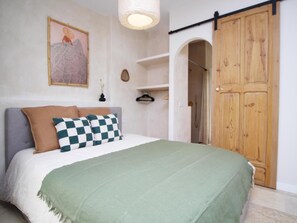 Iron/ironing board, Internet, bed sheets