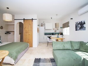 Strygejern/strygebræt, internetforbindelse, sengetøj