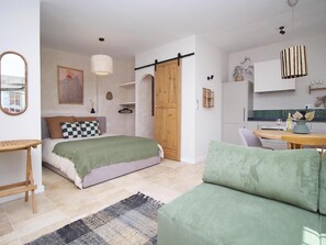 Iron/ironing board, internet, bed sheets