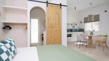 Tabla de planchar con plancha, internet y ropa de cama