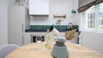 Een koelkast, een magnetron, een koffiezetapparaat/waterkoker