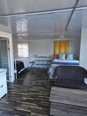 1 bedroom, WiFi, bed sheets - Cozy farmhouse in charming Kelso with AC, WiFi (Kelso)