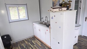 Uma cozinha compacta com pia, armários e janela.