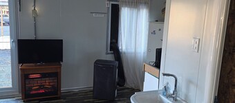 Cozy farmhouse in charming Kelso with AC, WiFi