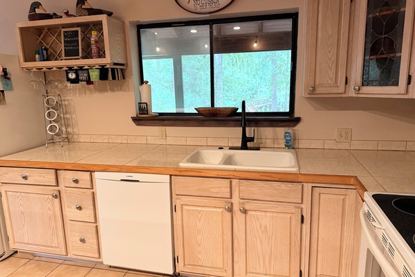 Mikrobølgeovn, ovn, kokeplater og oppvaskmaskin