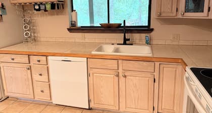 Riverfront home in Branford on the Sante Fe and access to the Ichetucknee!