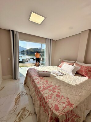 6 bedrooms, iron/ironing board, WiFi, bed sheets