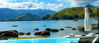 Mansion on the sand, private beach, heated jacuzzi, wet bar