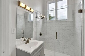 Sèche-cheveux, serviettes fournies, savon, papier toilette