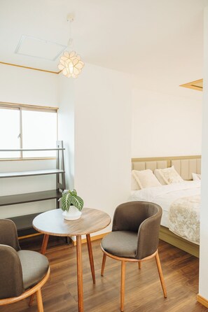 5 bedrooms, iron/ironing board, WiFi, bed sheets