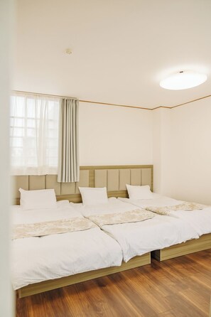 5 bedrooms, iron/ironing board, WiFi, bed sheets