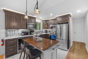 Jääkaappi, uuni, liesi, astianpesukone