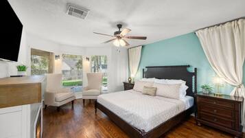 5 slaapkamers, een bureau, een strijkplank/strijkijzer, reisbedje