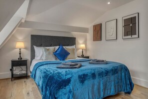 3 bedrooms, desk, iron/ironing board, travel cot - Parkside 3 Bed Apartment Hackney (Greater London)