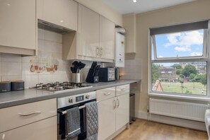 Fridge, microwave, oven, stovetop - Parkside 3 Bed Apartment Hackney (Greater London)