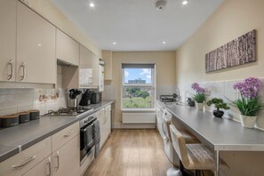 Fridge, microwave, oven, stovetop - Parkside 3 Bed Apartment Hackney (Greater London)