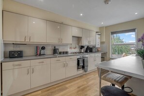 Fridge, microwave, oven, stovetop - Parkside 3 Bed Apartment Hackney (Greater London)