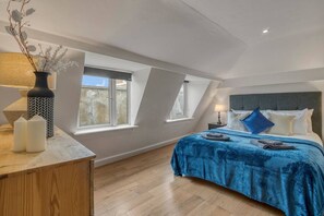 3 chambres, bureau, fer et planche à repasser, lit de bébé portatif
