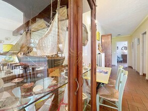 Unclassified image, 4 of 43, button