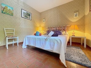 Unclassified image, 3 of 43, button