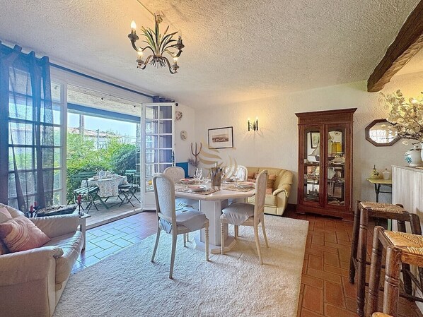 Unclassified image, 1 of 43, button