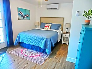 3 bedrooms, desk, travel cot, WiFi - Fun-Filled Flamingo Getaway | Kayaks, Water Slide, Patio & Fully Fenced Waterfront Yard (Weeki Wachee)