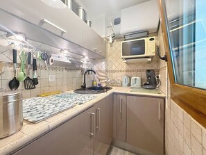 Fridge, microwave, oven, coffee/tea maker