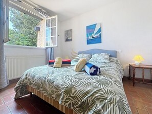 2 bedrooms, iron/ironing board, bed sheets